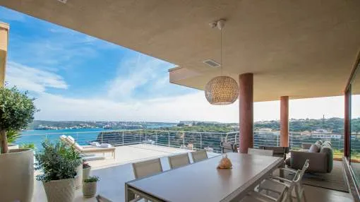 Modern penthouse on the seafront within walking distance to Puerto Mahon